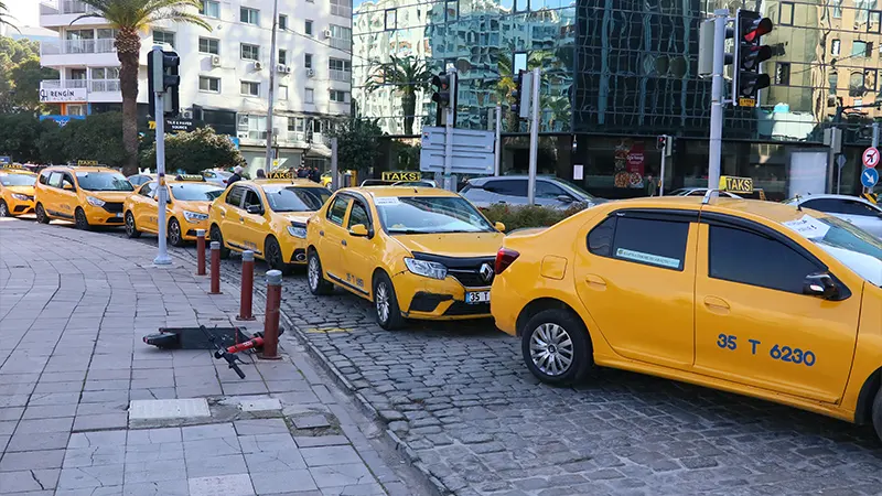 İzmir'de Taksicilerden Korsan Taksiciliğe Konvoylu Tepki2