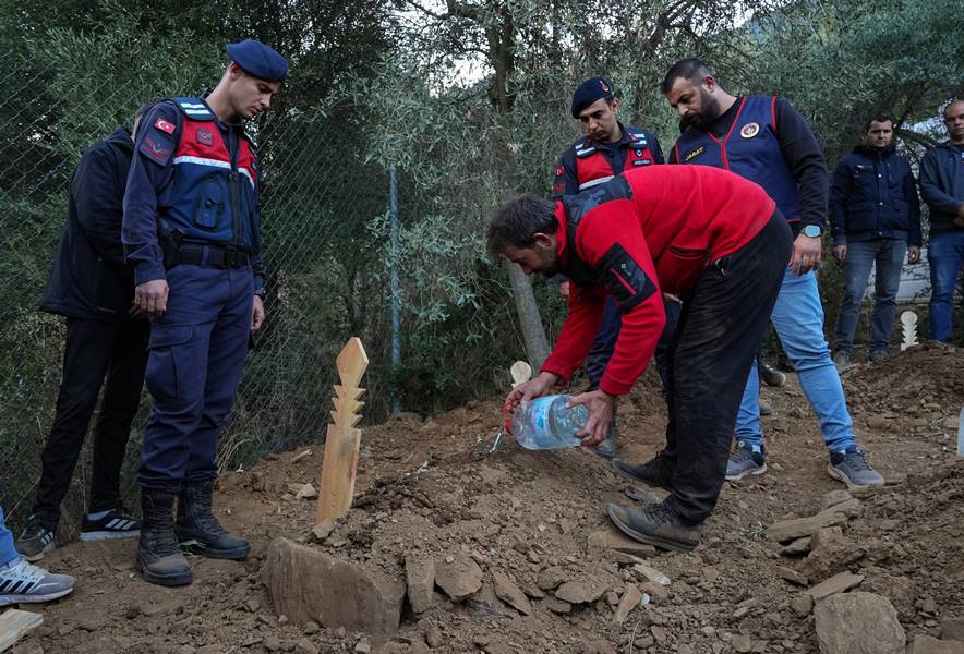 İzmir’deki Yangında Hayatını Kaybeden 5 Kardeş Toprağa Verildi (1)