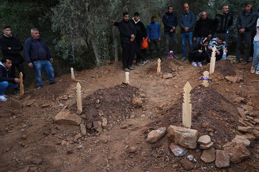 İzmir’deki Yangında Hayatını Kaybeden 5 Kardeş Toprağa Verildi (3)