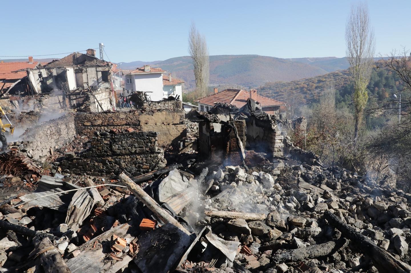 Kütahya Valisi Işın, Yangın Çıkan Köye Gitti (1)