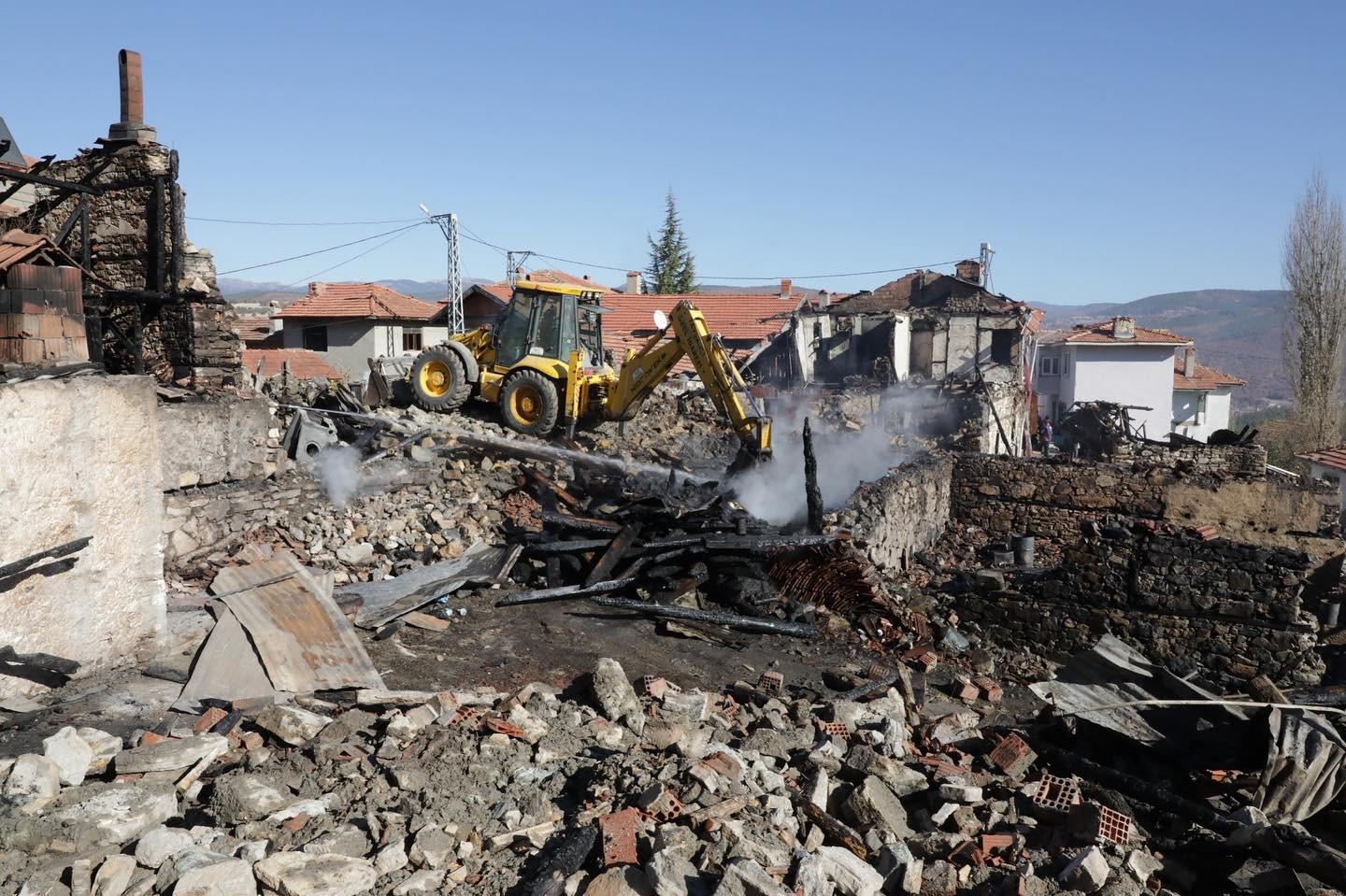 Kütahya Valisi Işın, Yangın Çıkan Köye Gitti (3)