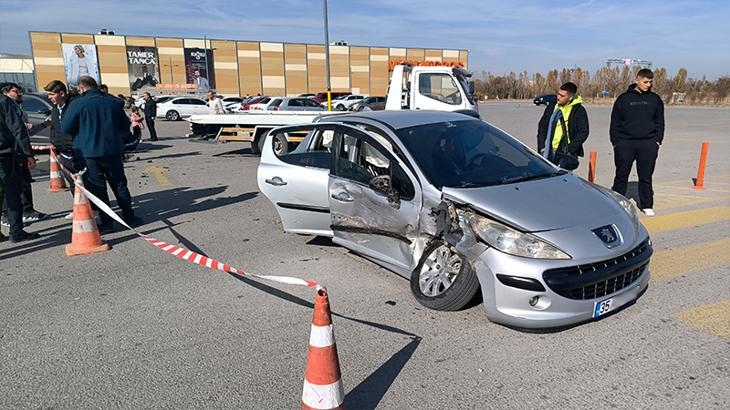 Kütahya’da Alışveriş Merkezi Otoparkında Kaza  (1)