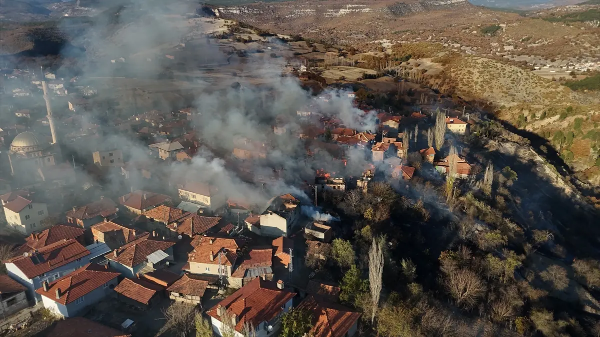 Kütahya'da Çöplükte Çıkan Yangın Köydeki Evlere Sıçradı (1)