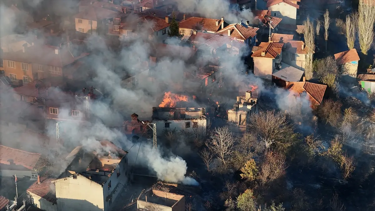 Kütahya'da Çöplükte Çıkan Yangın Köydeki Evlere Sıçradı (2)