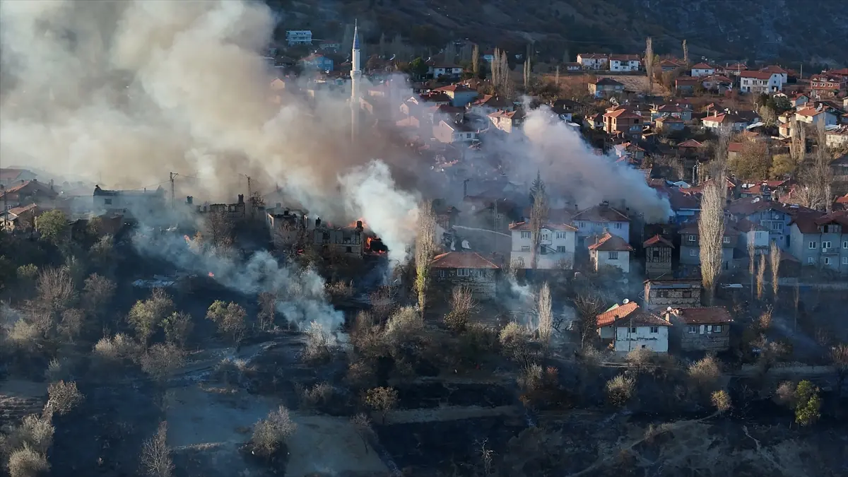 Kütahya'da Çöplükte Çıkan Yangın Köydeki Evlere Sıçradı (4)