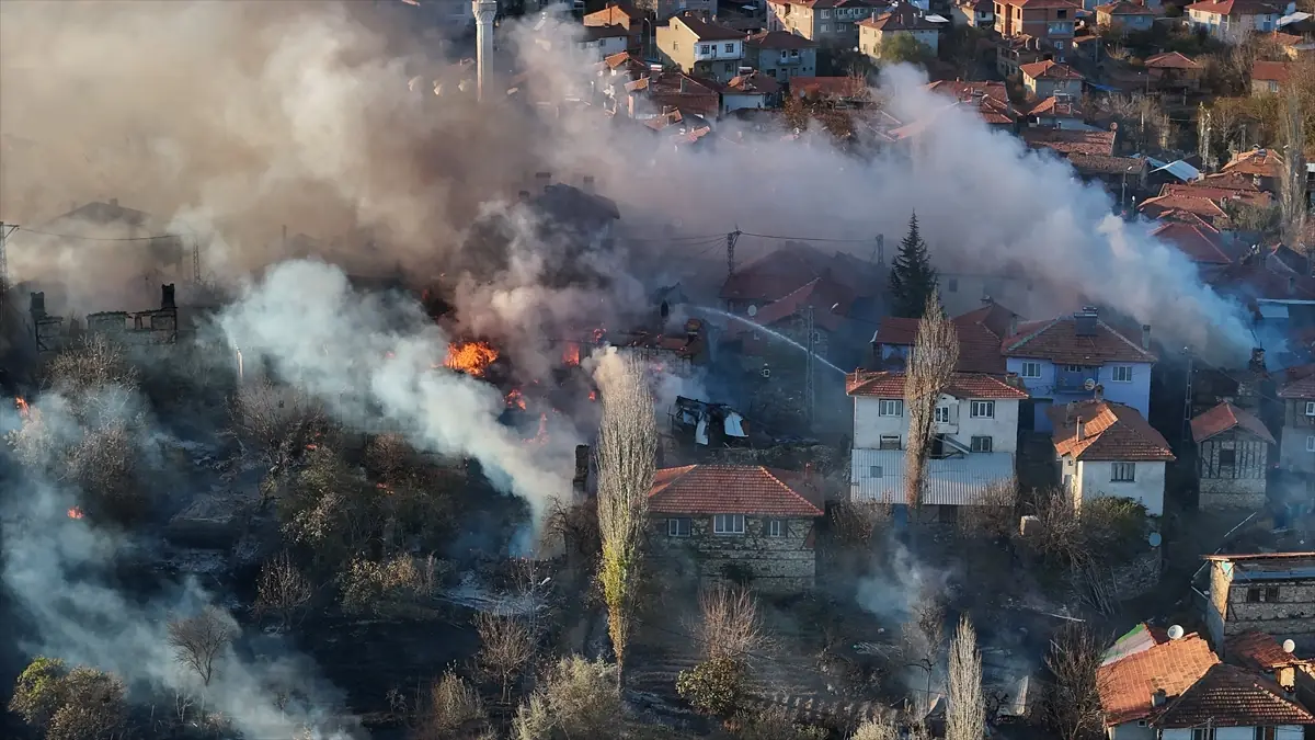 Kütahya'da Çöplükte Çıkan Yangın Köydeki Evlere Sıçradı (7)