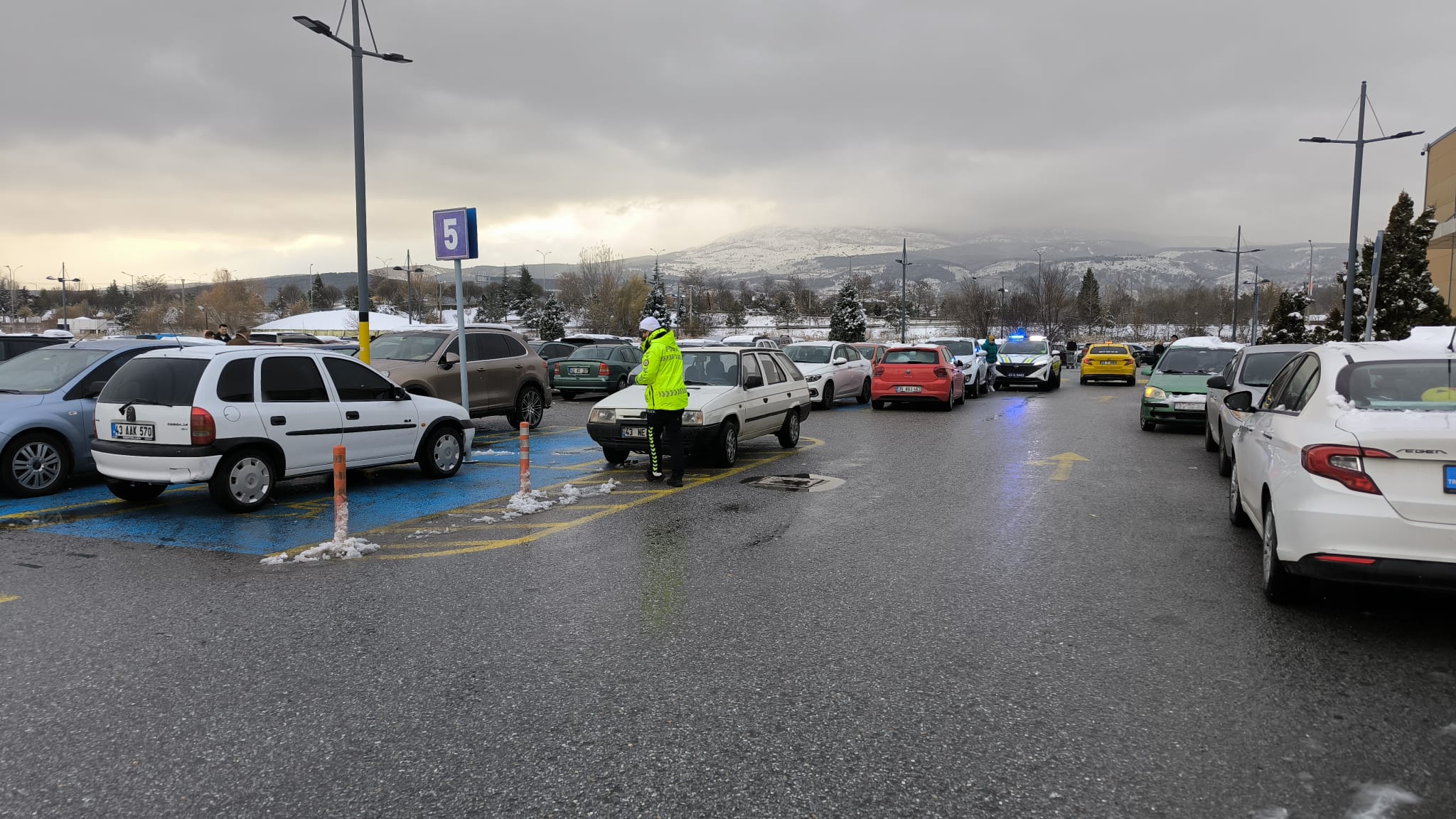 Kütahyada Engelli Otoparkını Kullandılar Cezayı Yediler1