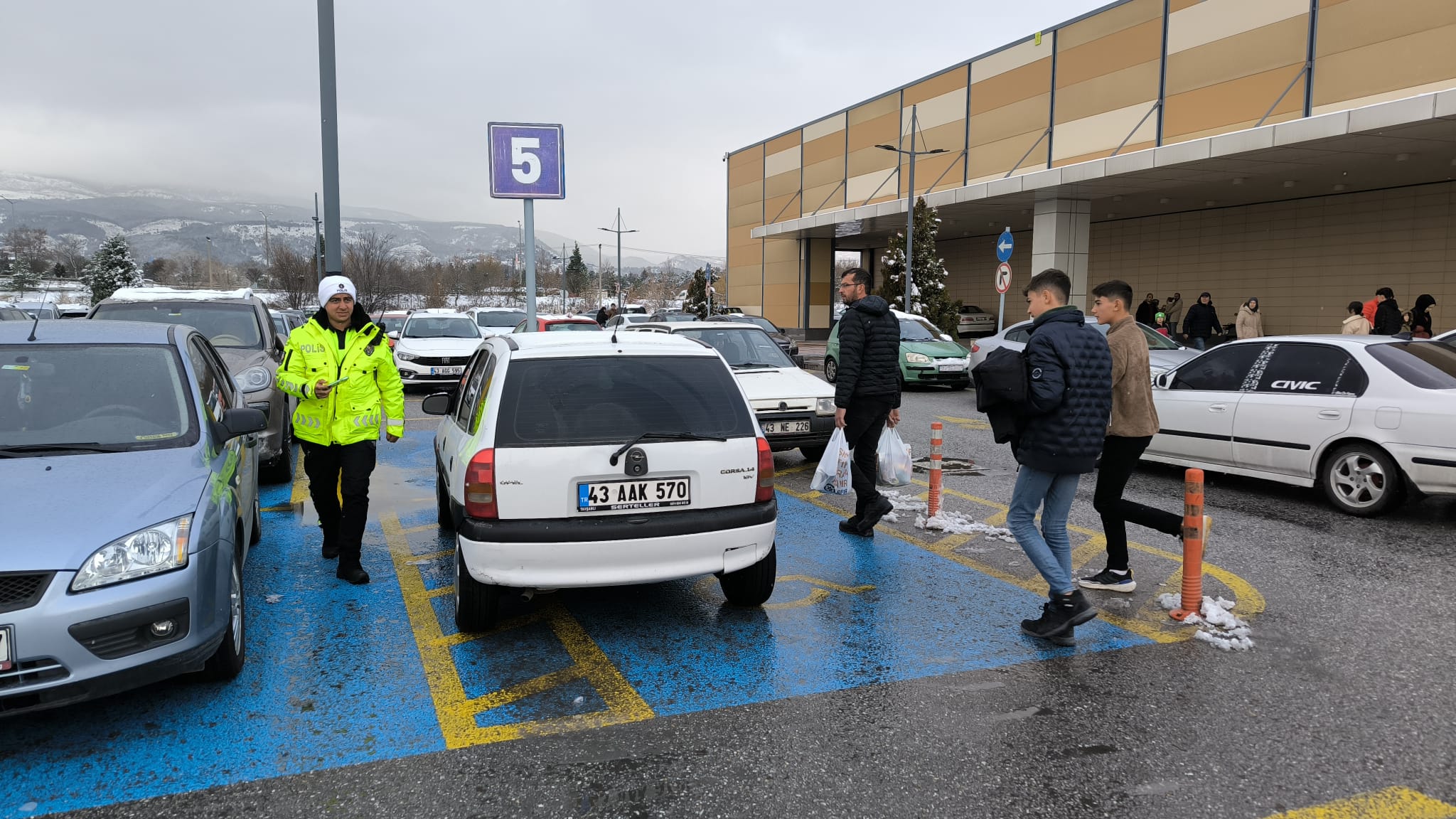 Kütahyada Engelli Otoparkını Kullandılar Cezayı Yediler2