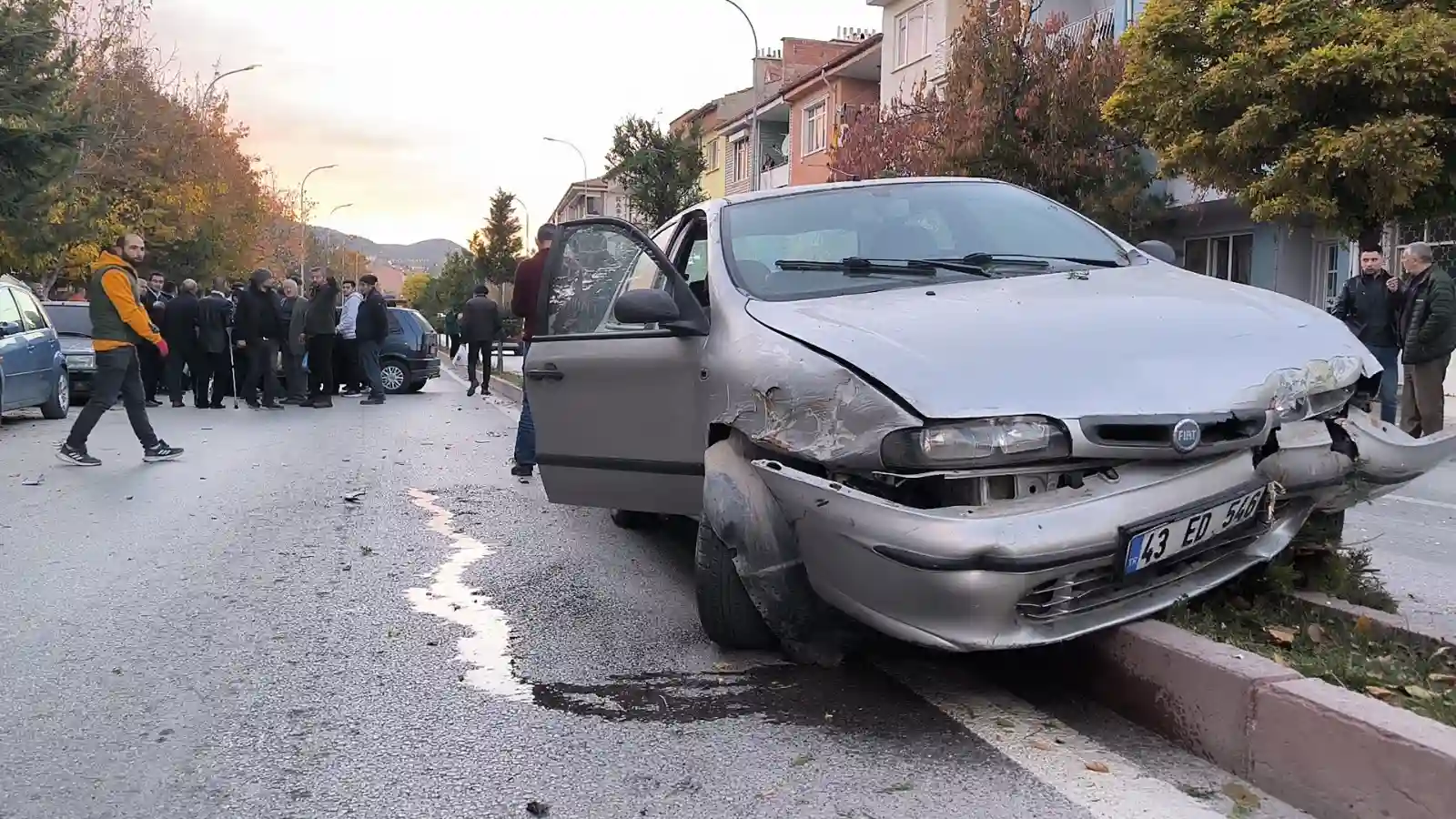 Kütahyada Iki Otomobil Çarpıştı Yaralılar Var2