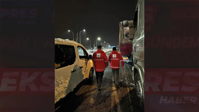 Kütahya'da Kızılay Ekipleri Trafikte Yolda Kalanlara Yemek Ikram Etti (3)