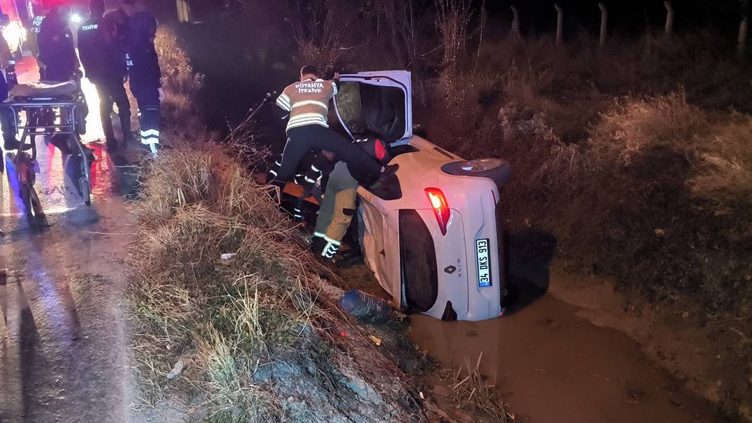 Kütahya’da Otomobil Sulama Kanalına Devrildi (3)