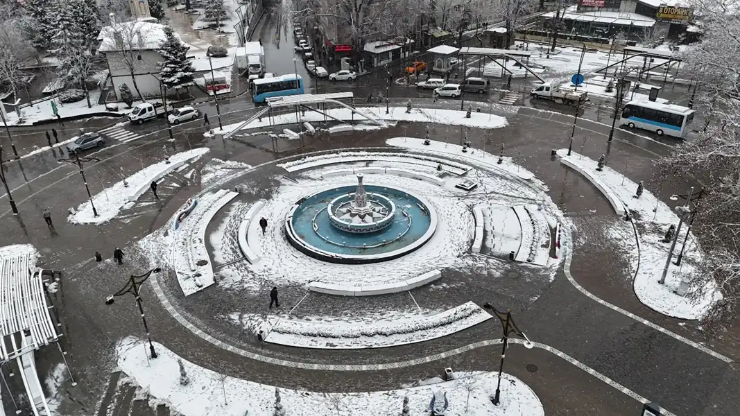 Kütahya'ya Mevsimin Ilk Karı Bekleniyor (3)