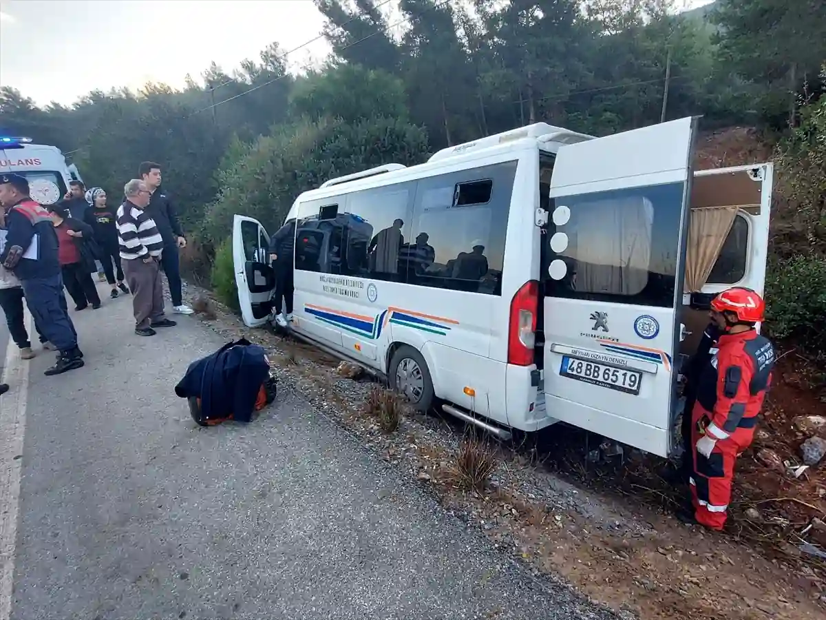 Muğla'da Minibüs Trafik Levhasına Çarptı, 8 Yaralı (1)