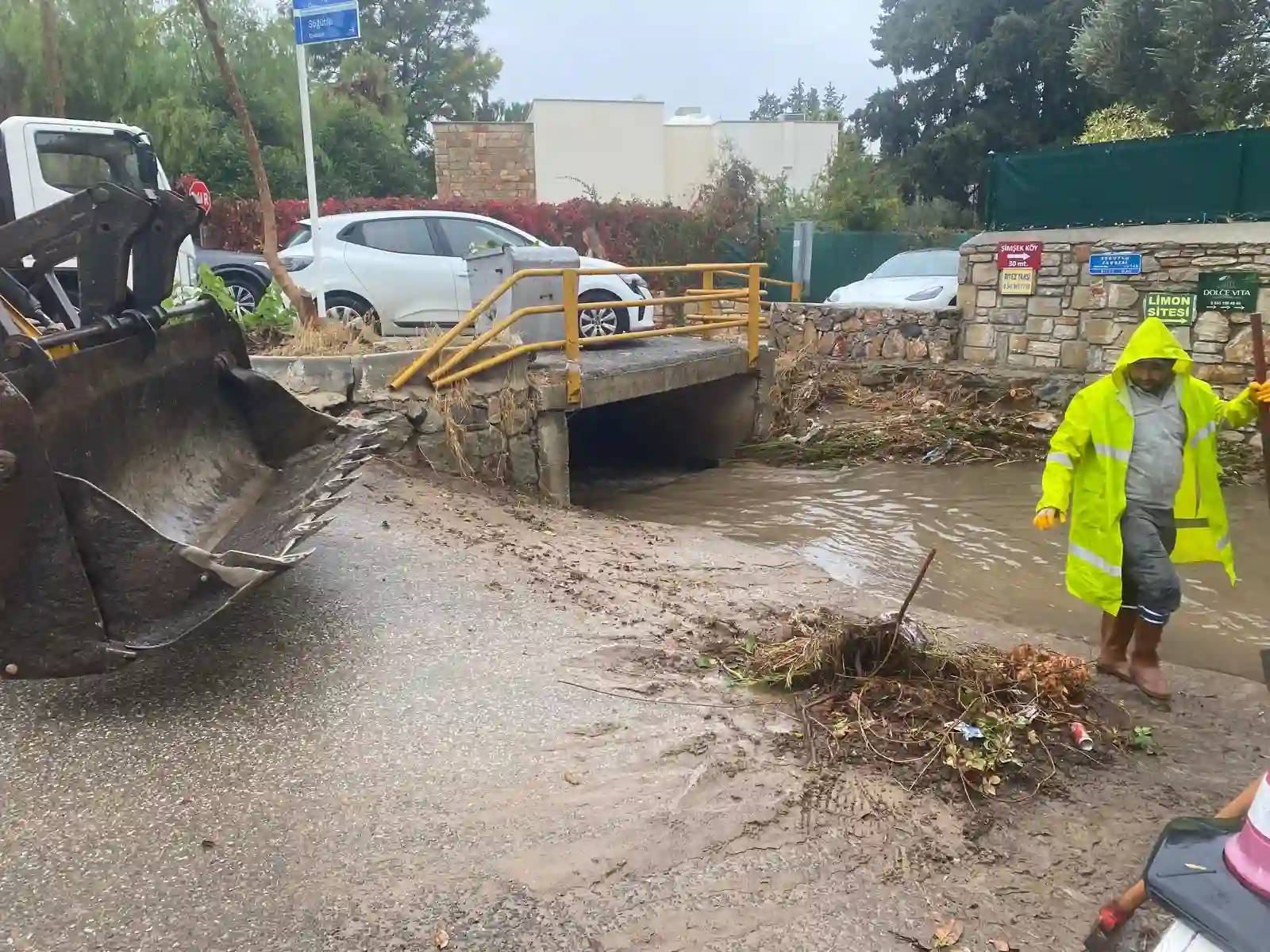 Muğla’da Sağanak Yağışı Hayatı Felç Etti (1)