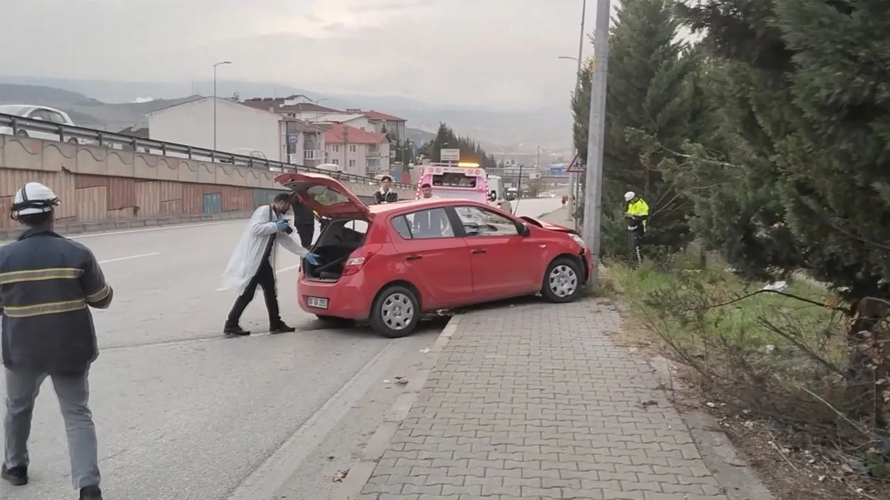 Otomobil Aydınlatma Lambasına Çarpıtı 1'I Ağır 3 Yaralı 1