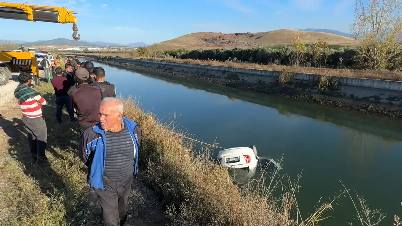 Otomobil Sulama Kanalına Düştü, 2 Kişi Hayatını Kaybetti1