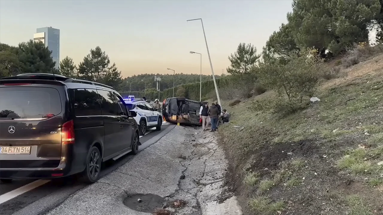 Ümraniye'de Otomobil Takla Attı, Sürücü Yaralandı1