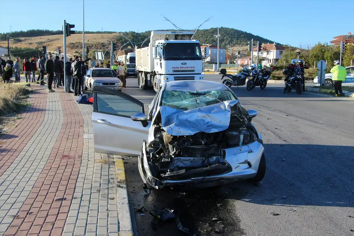 Uşak'ta Yunus Ekipleri Kaza Yaptı, 1'I Çocuk 4 Yaralı (2)