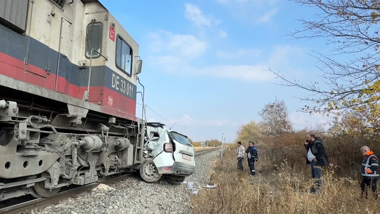 Yük Treni Otomobile Çarptı 2 Yaralı