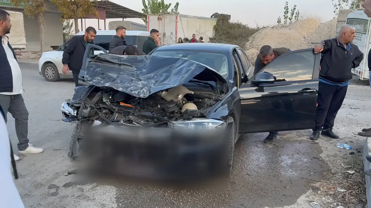 Adana'da Otomobil Ve Midibüs Çarpıştı 2 Yaralı 1