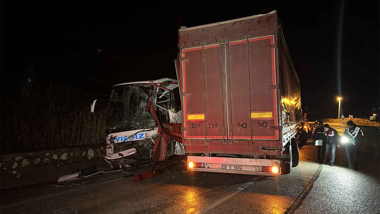 Afyon'da Tır Ile Yolcu Otobüsü Çarpıştı 18 Yaralı3