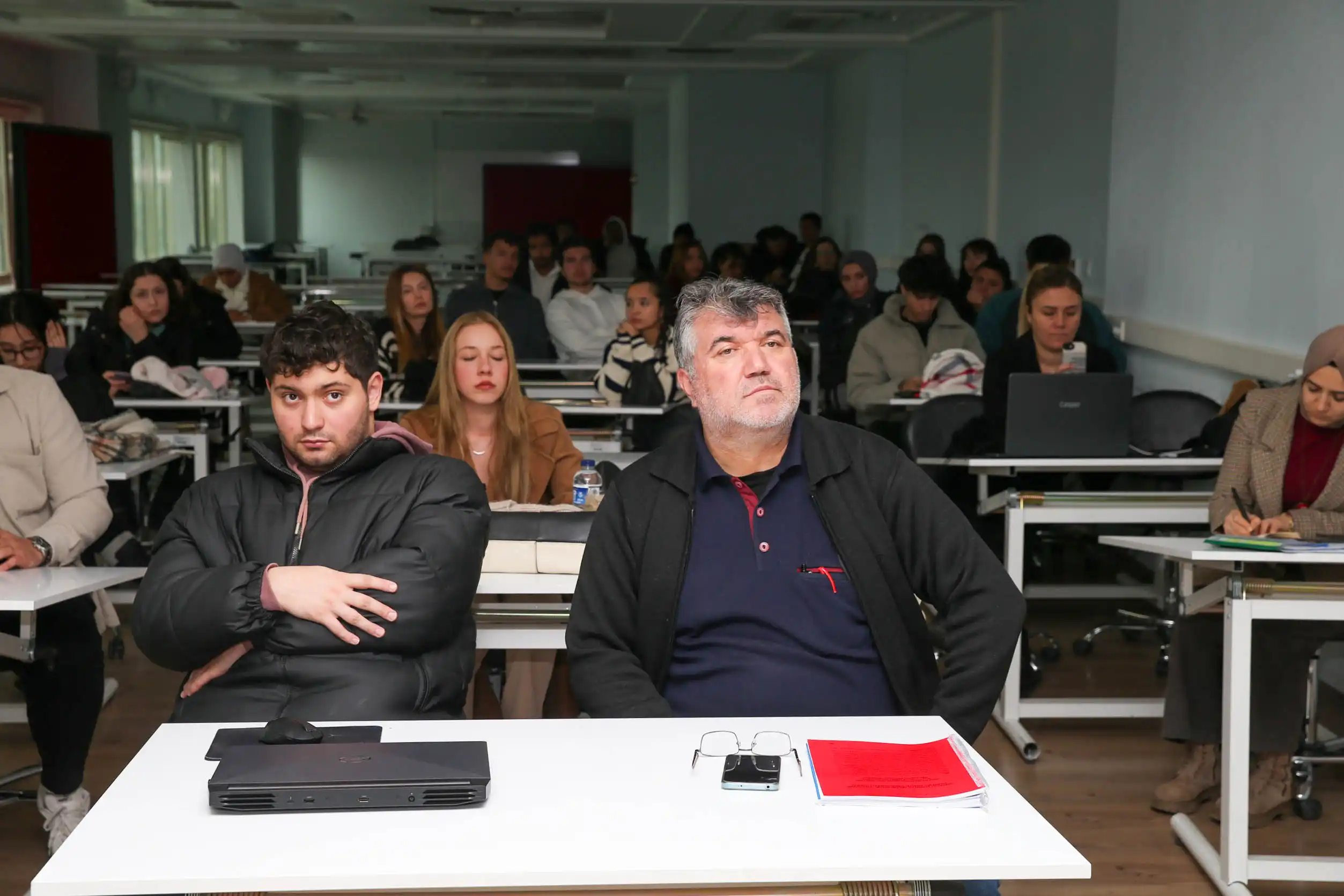 Birlikte Şehir Değiştirdiği Oğluyla Aynı Üniversite Sırasını Paylaşıyor1