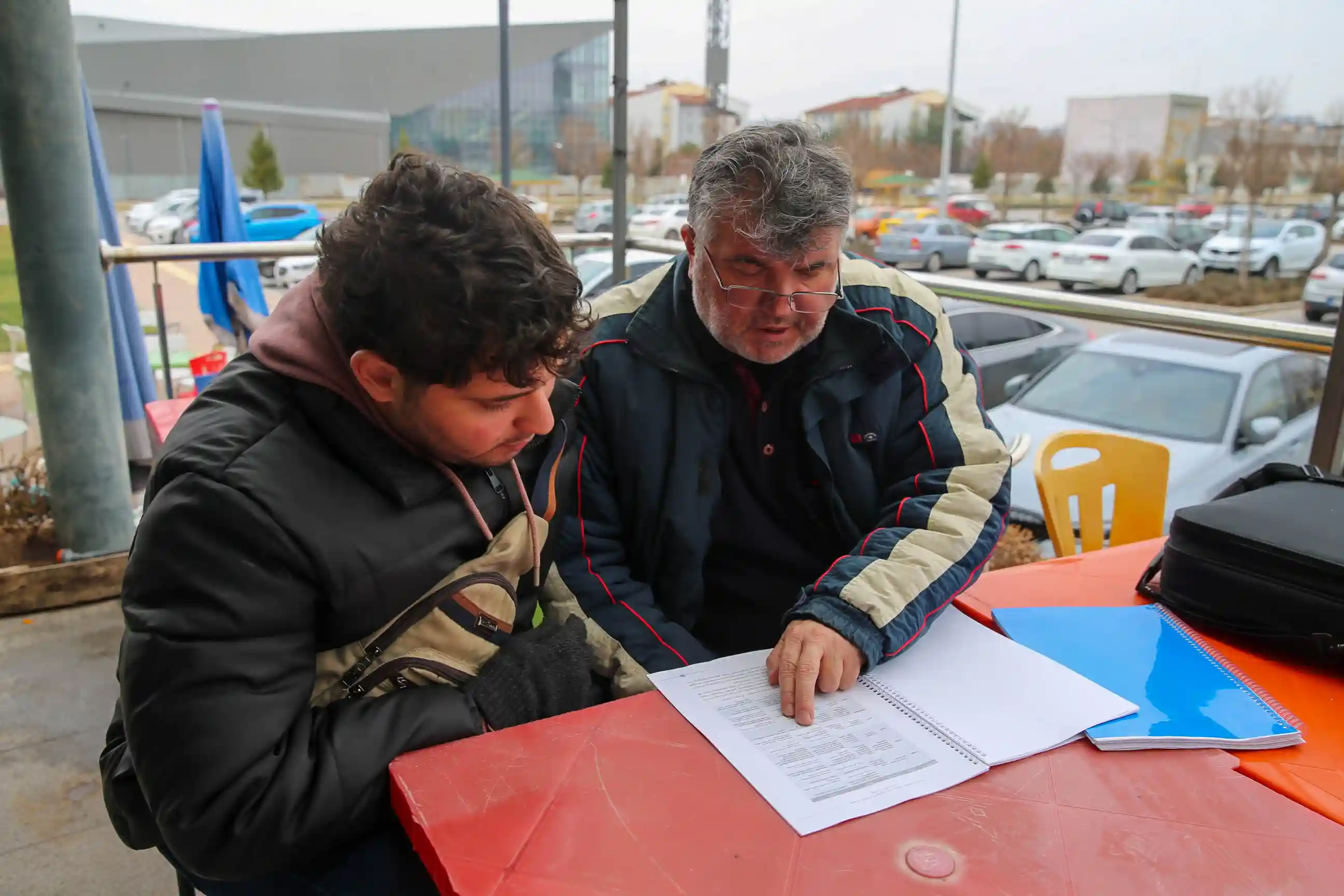 Birlikte Şehir Değiştirdiği Oğluyla Aynı Üniversite Sırasını Paylaşıyor2