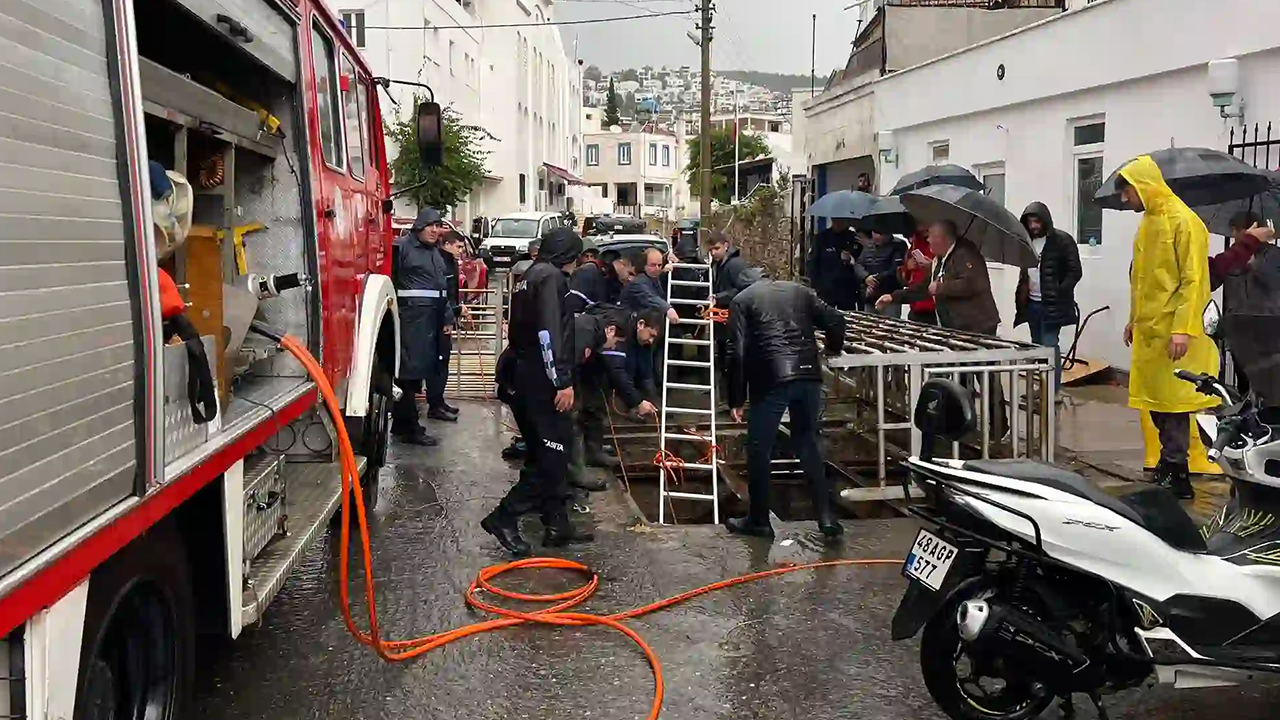 Bodrum’da Sağanak Yağış Genç Mahsur Kaldı (2)