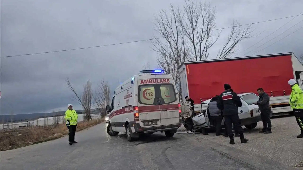 Çorum'da Kamyonla Otomobil Çarpıştı 2 Yaralı