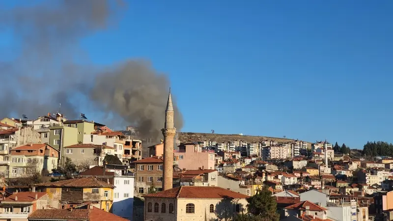 Demirci’de Çıkan Yangın Maddi Hasara Yol Açtı (1)