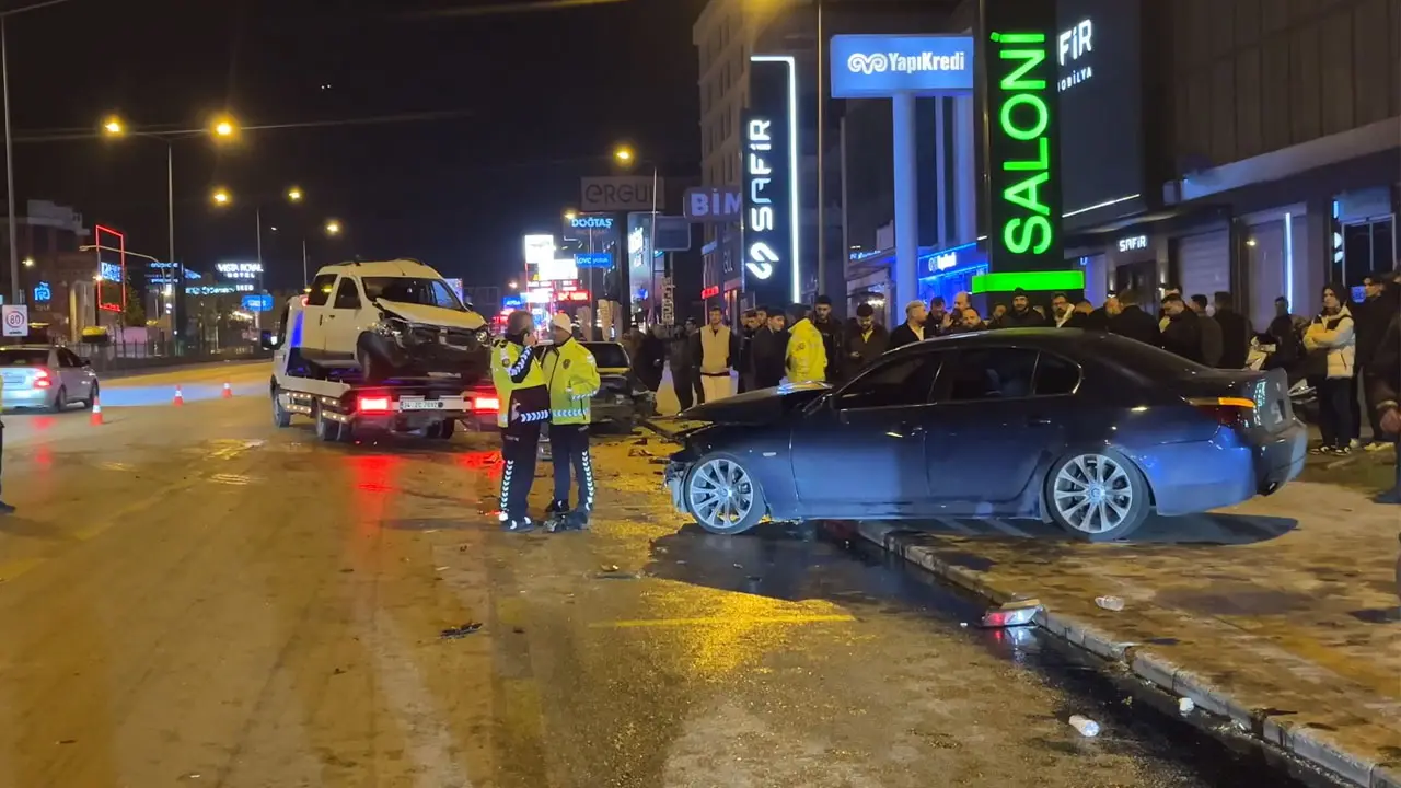 Denizli'de Otomobil Park Halindeki Araçlara Çarptı 3 Yaralı1