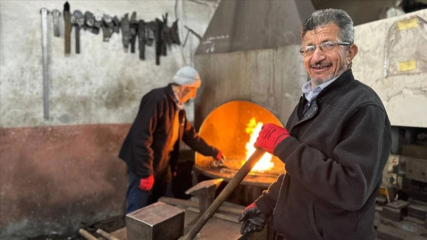 Duyma Ve Konuşma Engelli Iki Kardeş, 55 Yıldır Demircilik Yapıyor 1