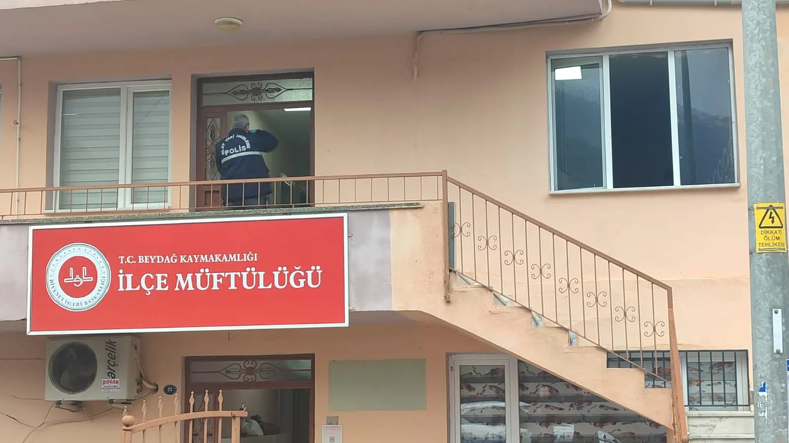 İzmir’de Müftülüğe Silahlı Saldırı Bir Kişi Hayatını Kaybetti1