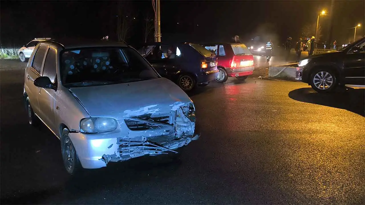 Kütahya’da Ara Yoldan Çıkan Otomobil Motosiklete Çarptı3