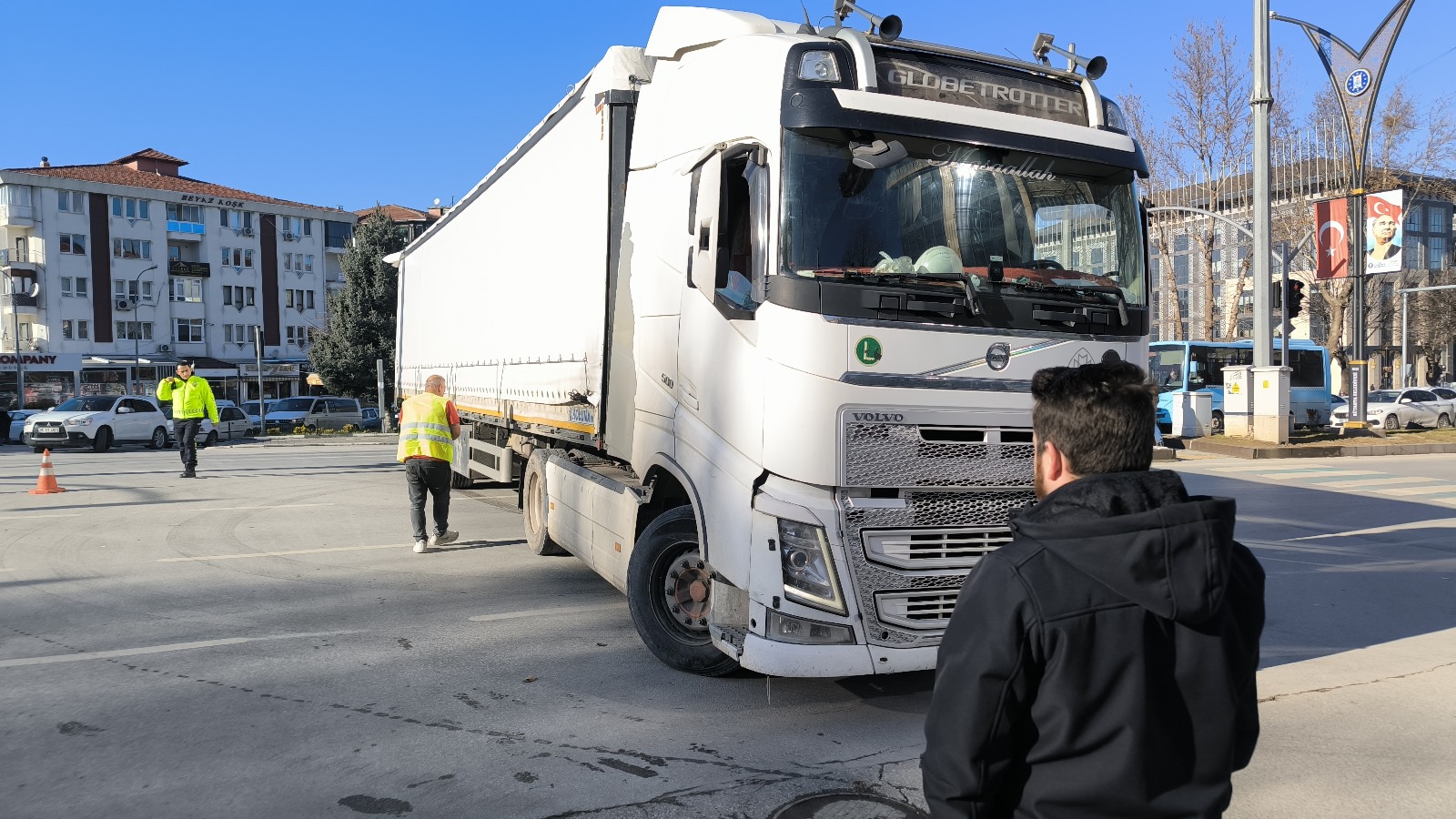 Kütahya’da Kent Merkezine Giren Tır Trafiği Felç Etti (3)