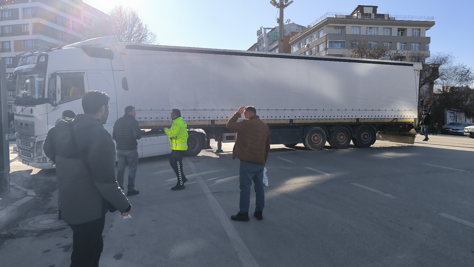 Kütahya’da Kent Merkezine Giren Tır Trafiği Felç Etti (4)