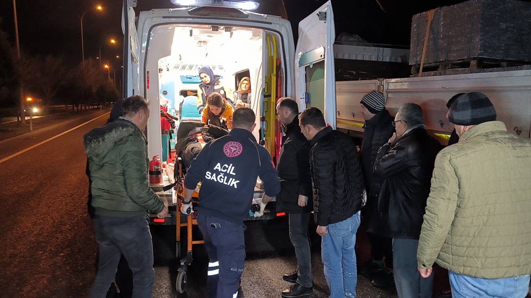 Kütahya'da Özel Halk Otobüsü Tır Ve Otomobile Çarptı (3)