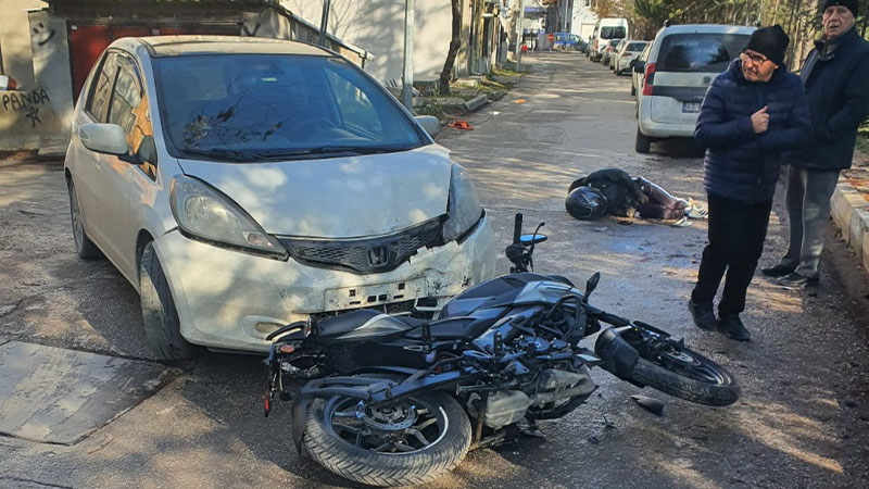 Kütahya’da Ters Yöne Giren Motosiklet, Otomobile Çarptı  (3)