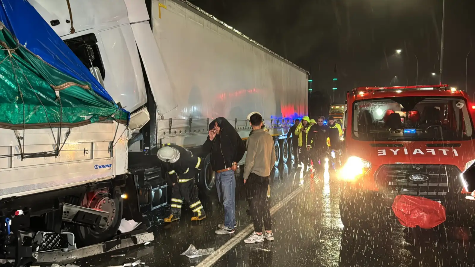 Kütahya'da Tır, Trafik Lambalarında Duran Tıra Çarptı1