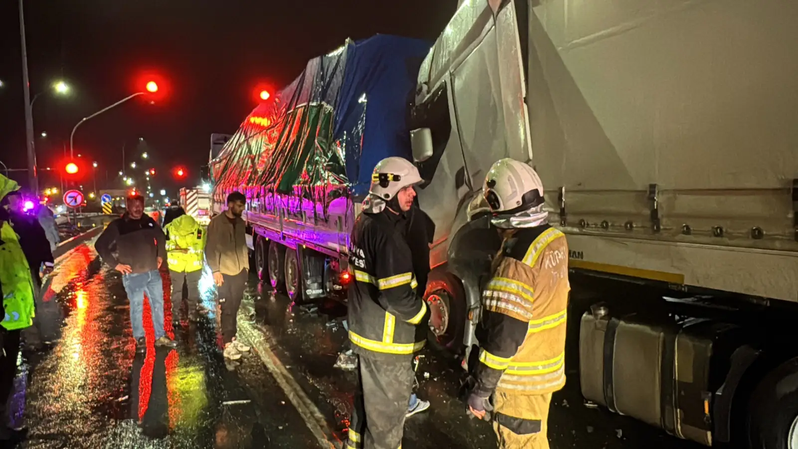 Kütahya'da Tır, Trafik Lambalarında Duran Tıra Çarptı2