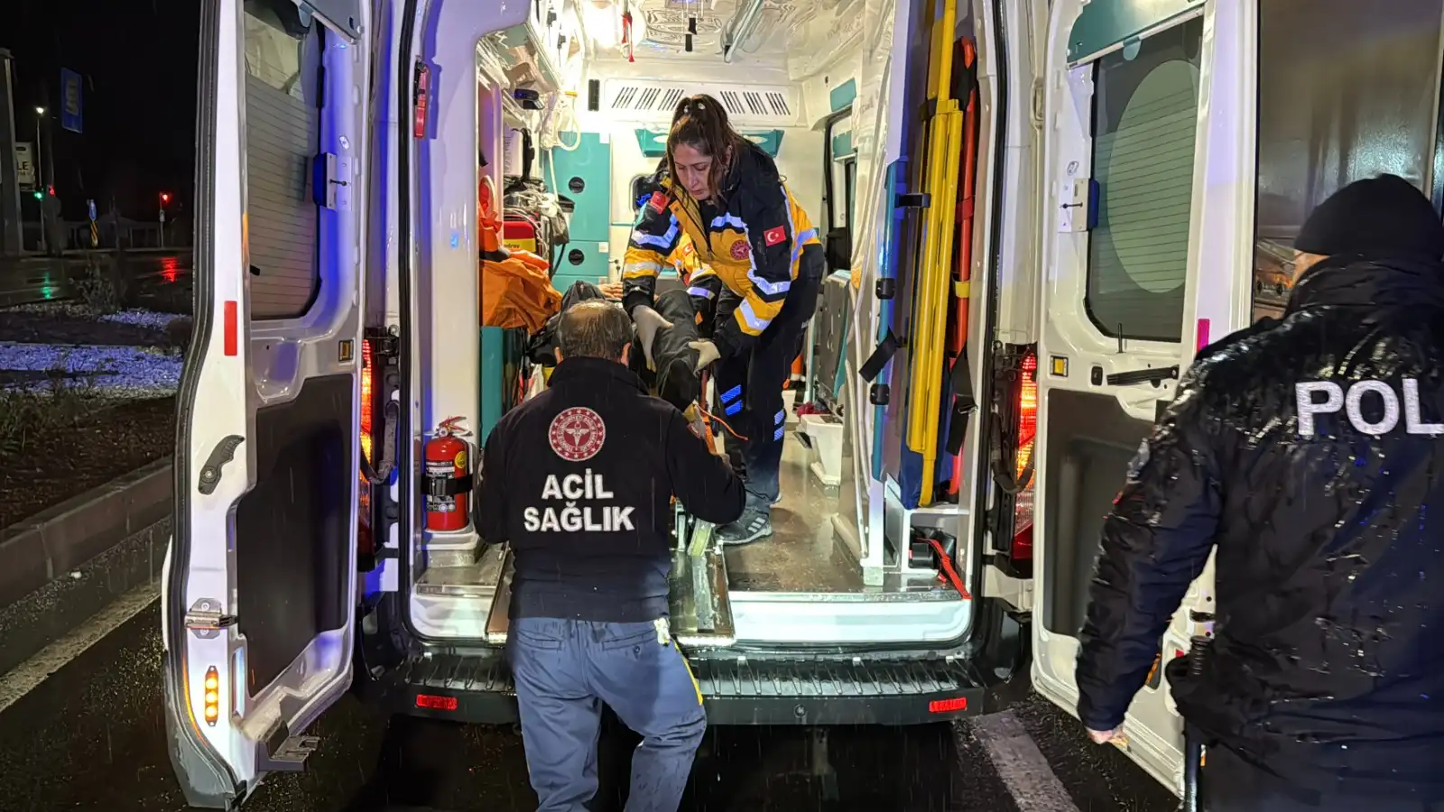 Kütahya'da Tır, Trafik Lambalarında Duran Tıra Çarptı3