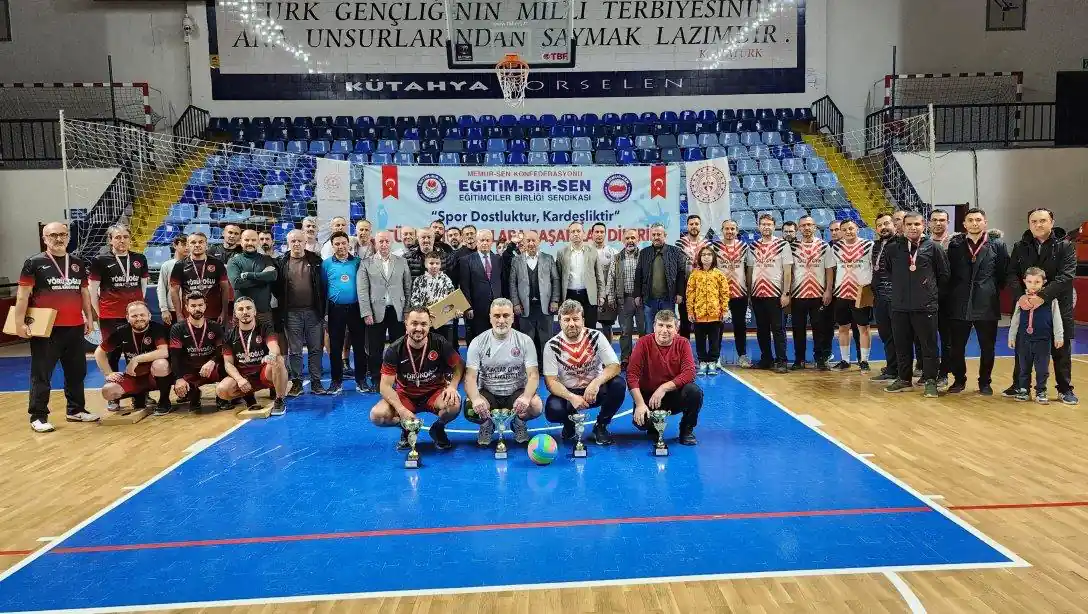 Kütahya’da Voleybolda Kazanan Şehitler Ortaokulu