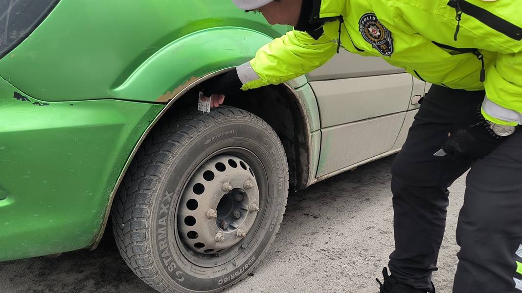 Kütahya’da Zorunlu Kış Lastiği Denetlendi (3)