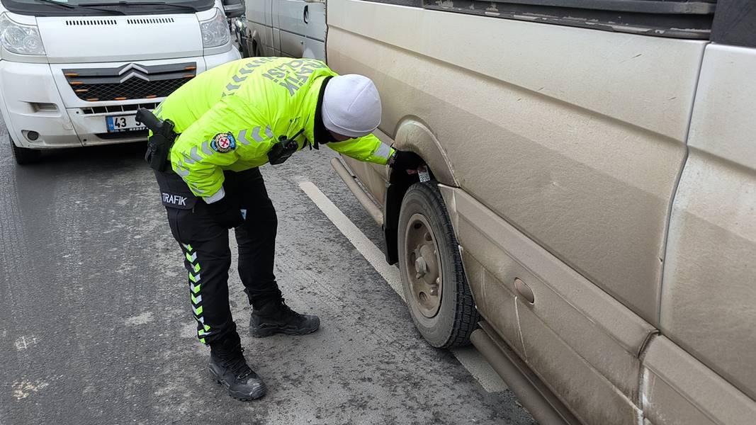 Kütahya’da Zorunlu Kış Lastiği Denetlendi (4)