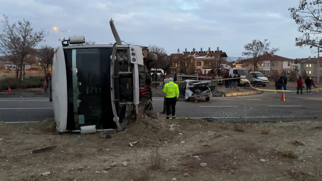 Nevşehir'de Okul Servisiyle Otomobil Çarpıştı 24 Yaralı 1