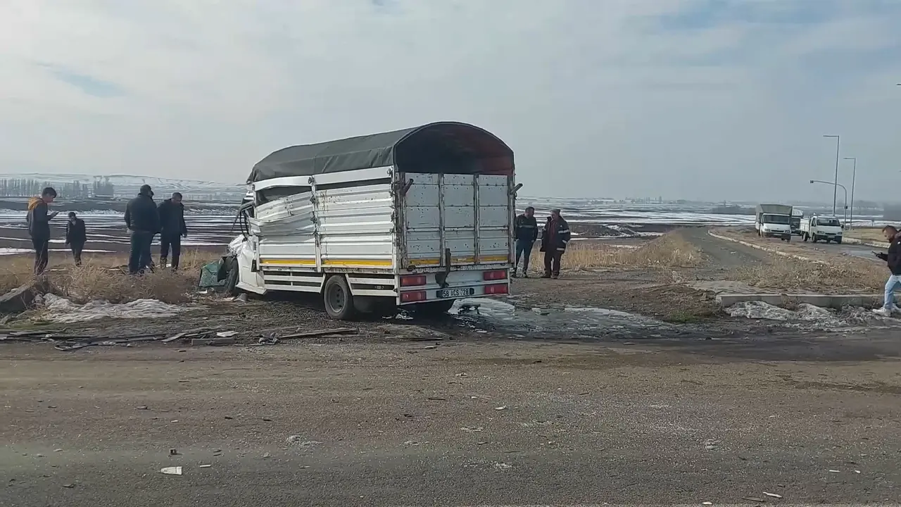 Sivas'ta Kamyonet Ile Tır Çarpıştı 3 Yaralı 1