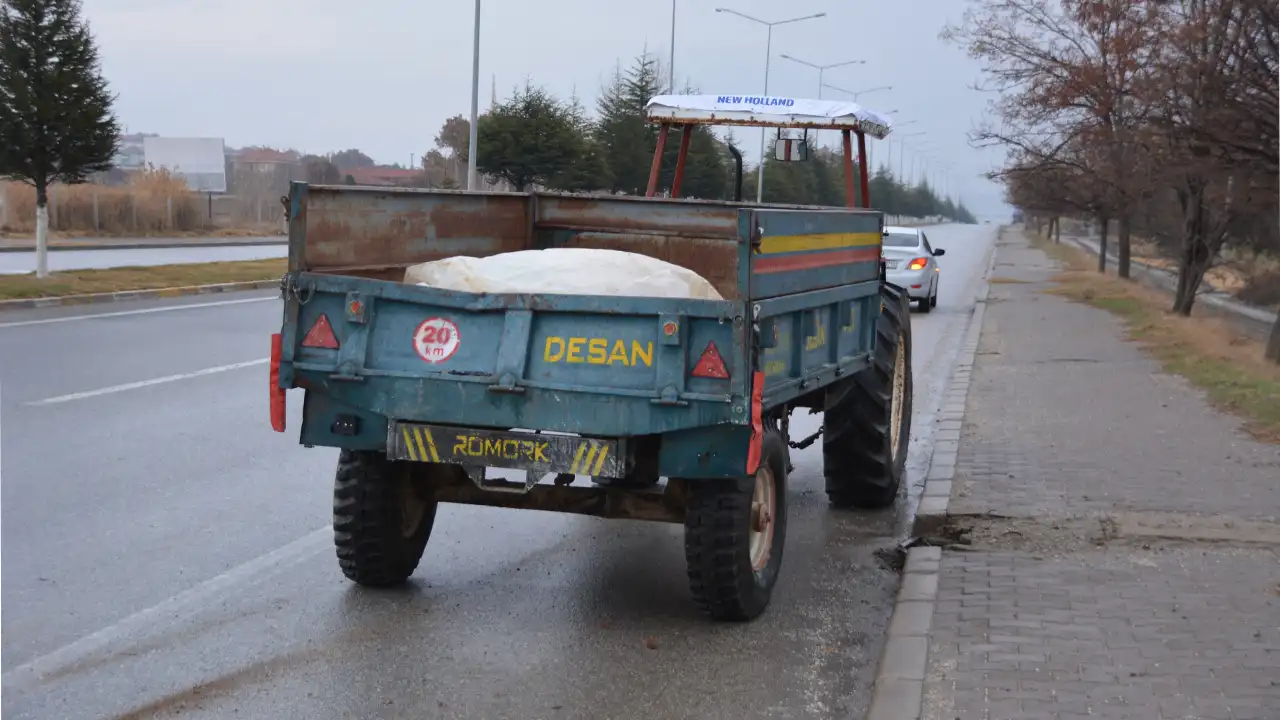 Uşak'ta Otomobilin Traktörün Römorkuna Çarptı 2 Yaralı 1