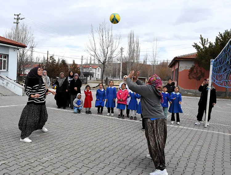 1Aksaray'ın Şalvarlı Kadınları, Voleybol Ile Sağlık Ve Eğlenceyi Bir Arada Yaşıyor