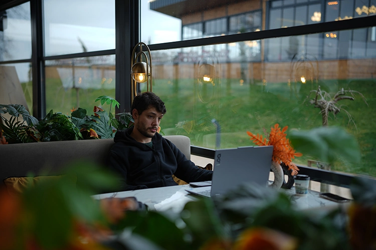 22 Yaşında Okuma Yazma Öğrenip Grafiker Oldu (1)