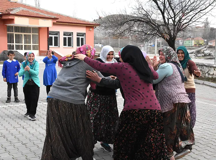 3Aksaray'ın Şalvarlı Kadınları, Voleybol Ile Sağlık Ve Eğlenceyi Bir Arada Yaşıyor